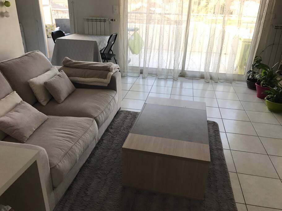 Le salon cosy et lumineux