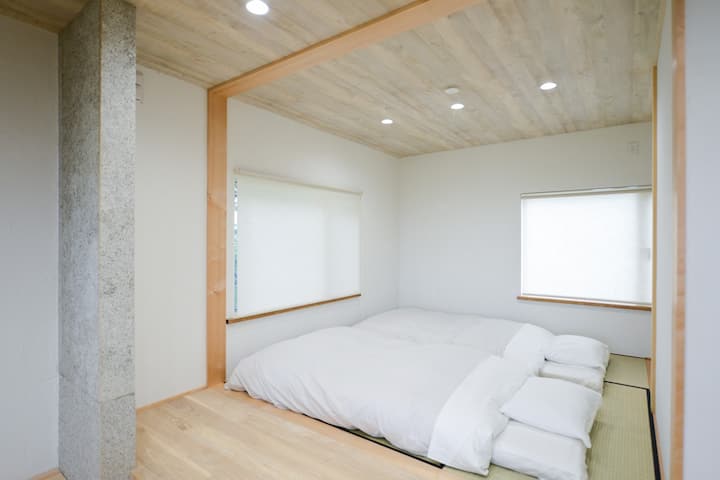 Chambre de style japonais
-
2 futons (uniquement pour les séjours de 5 personnes ou plus)