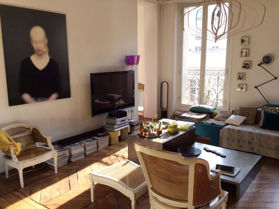 Large living 50 m2 - 3m ceiling- luminoux -3 Windows/ door on balconnet
