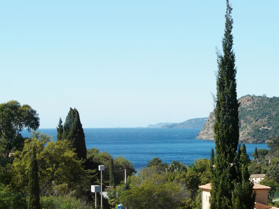 Vue imprenable de la villa sur la baie du Canadel et l'azur du ciel et de la mer