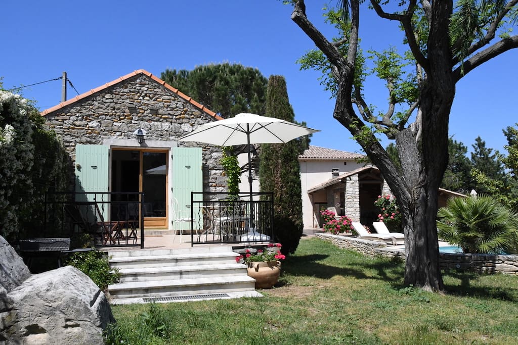 L'entrée du gîte, en arrière plan la maison principale