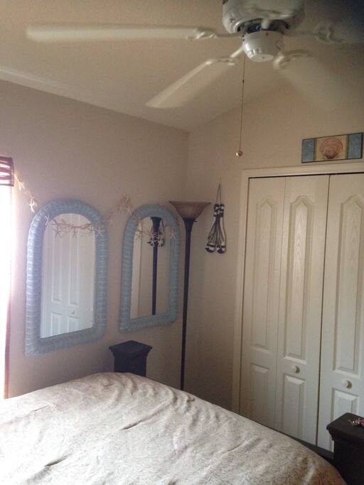 Closet w/hangers