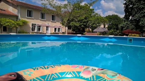 La Maison Catalpa Farmhouse with pool & jacuzzi.