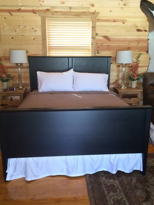 Queen size bed that allows you to raise your feet and head.