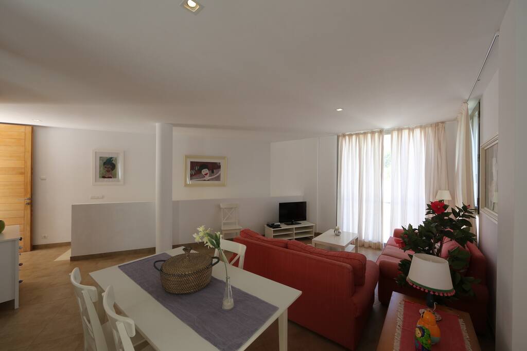 Salón comedor con aire acondicionado y TV