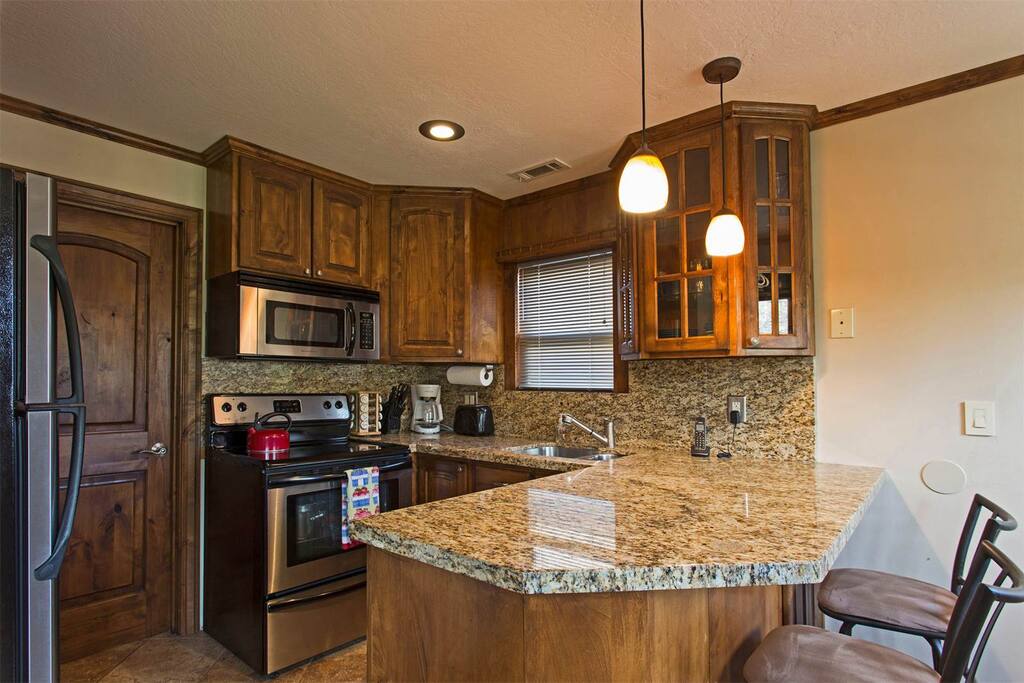 Open kitchen (fully-equipped) with breakfast bar seating