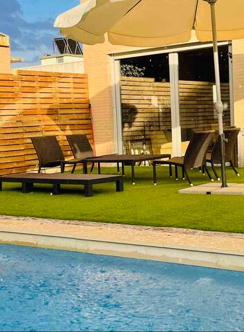 Villa cuatro pisos , jardin con piscina y barbacoa gallery image 5