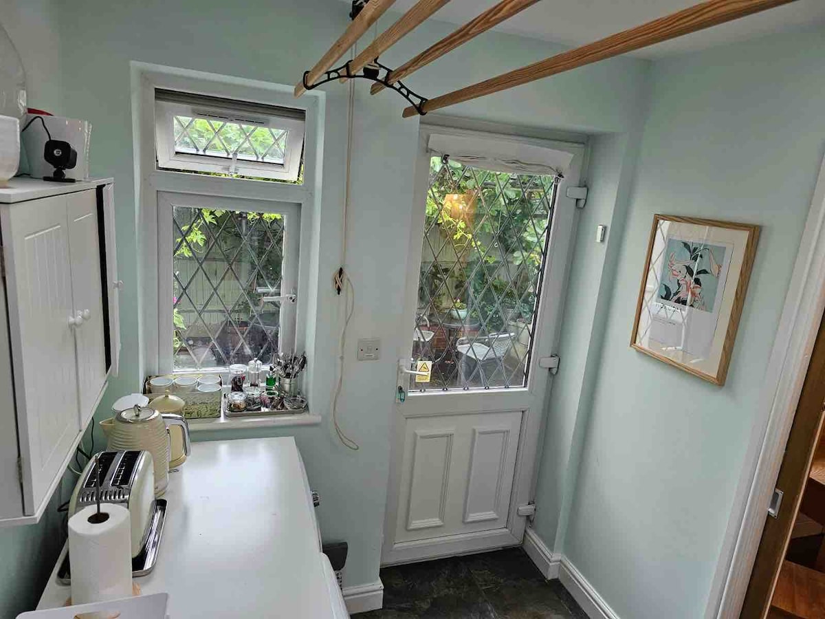 Successful Airbnb property: Own place: double, ensuite, garden, tube/parking in Hillingdon