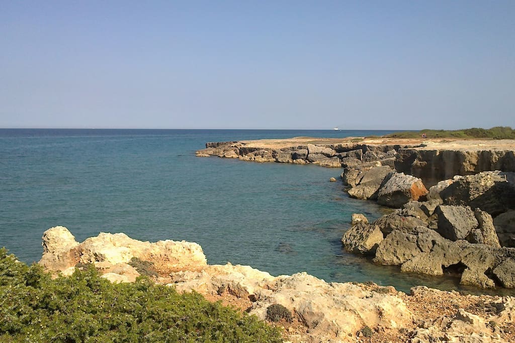 mare raggiungibile a piedi (piccole spiagge sotto alla scogliera)