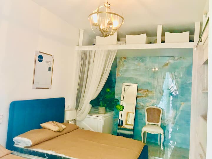 Chambre des maîtres. 
Deux lits doubles et une zone verte.