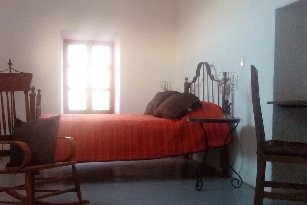 habitación con cama matrimonial