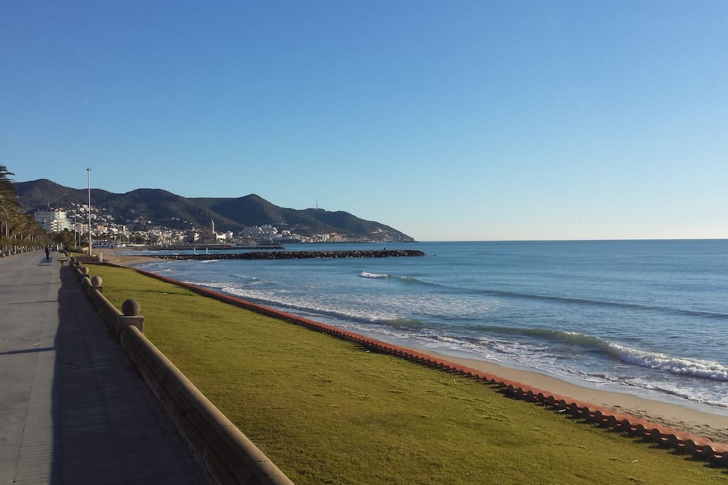 Apartment is at 30 meters of Paseo Maritimo - great for walking and running