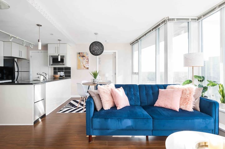 GORGEOUs Best Location, POOL and stunning views