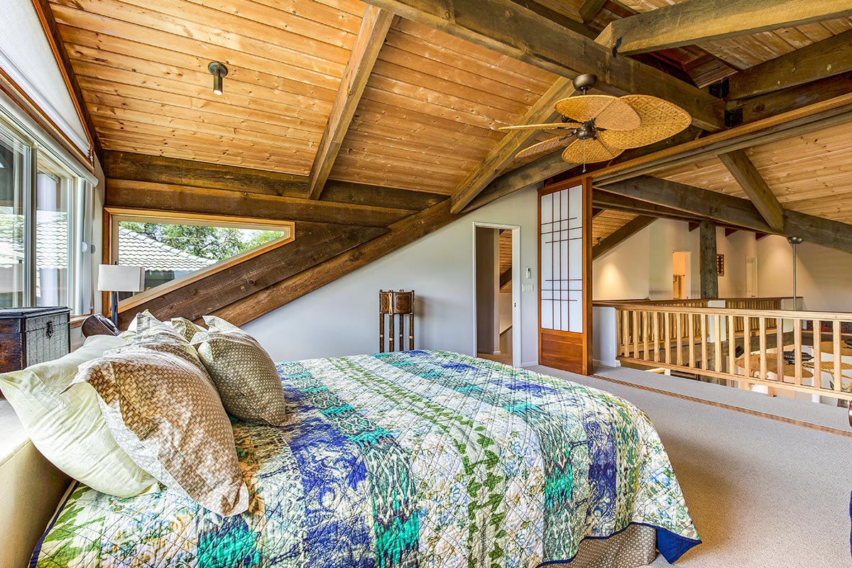 Tuodut Shoji-ovet yksityisyyttä varten ja ilmastointi kaikissa makuuhuoneissa, joissa on kattotuulettimet koko talossa.