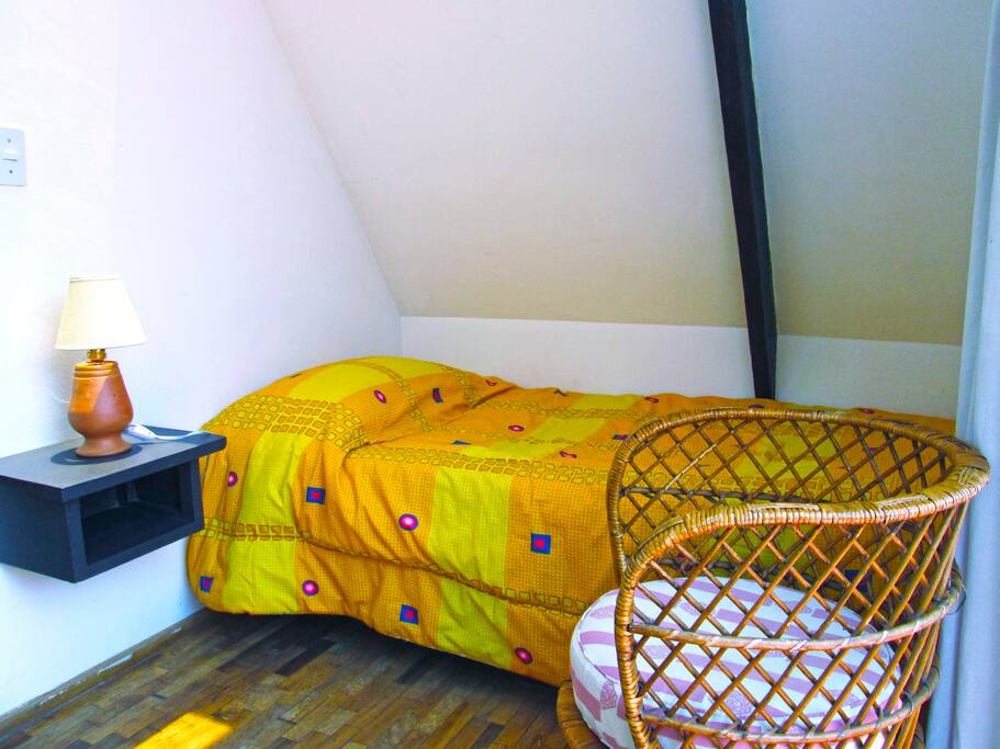 Twin bedroom with lake view balcony / Habitación doble con terraza con vista al lago