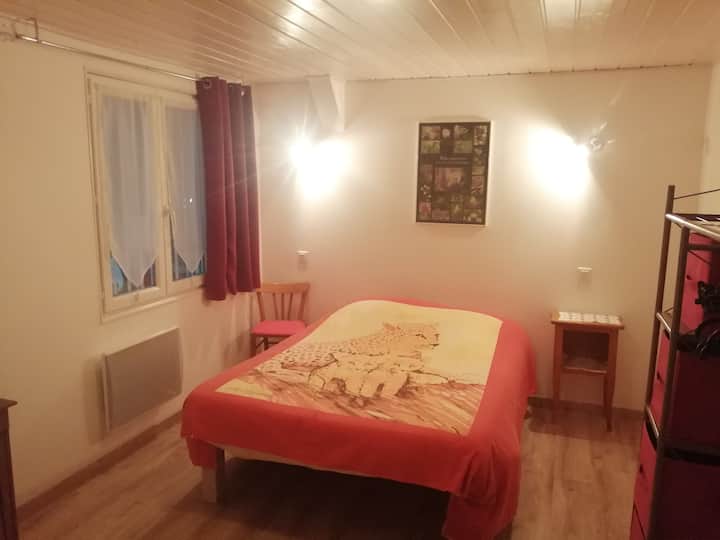 chumba cha kulala cha watoto kilicho na kitanda cha kusukumwa