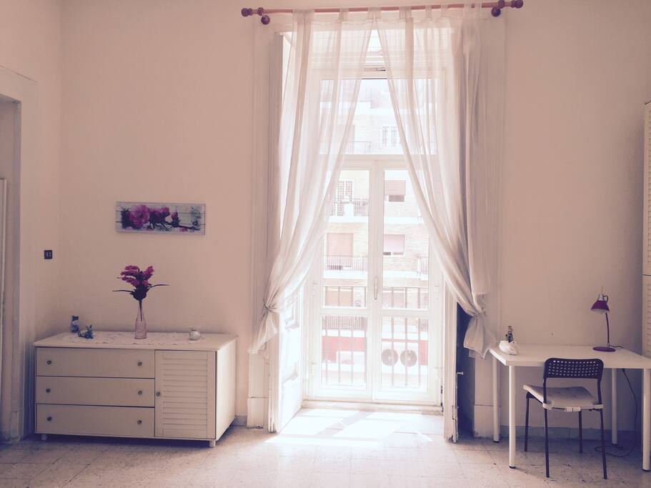 Camera grande con balcone.