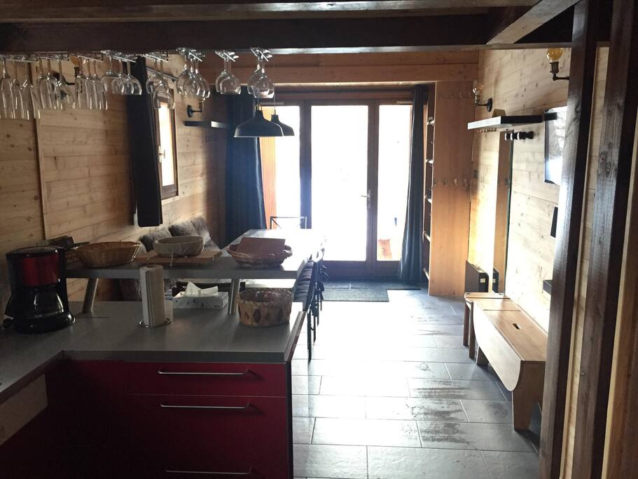 Pièce de vie cuisine salle à manger vue sur rez de jardin