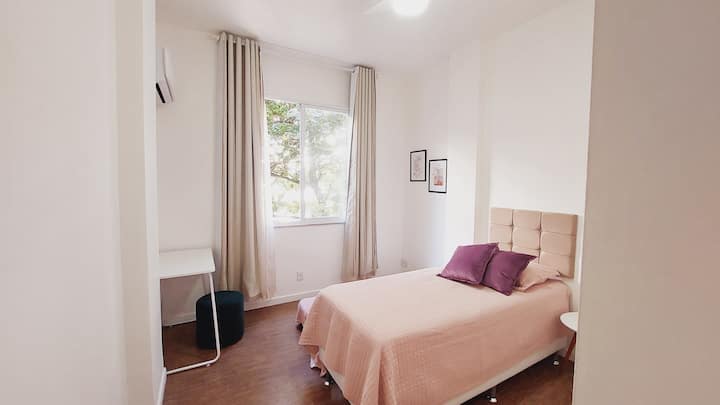 CHUMBA CHA KITANDA KIMOJA KILICHO NA KIYOYOZI KILICHO NA KITANDA CHA ZIADA 