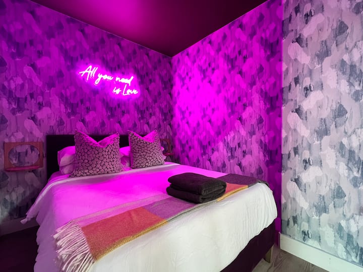 The Rad room! 
✤Queen bed
✤Private
✤Neon sign
✤Reading lamp
✤Clothes rack
✤Luggage rack