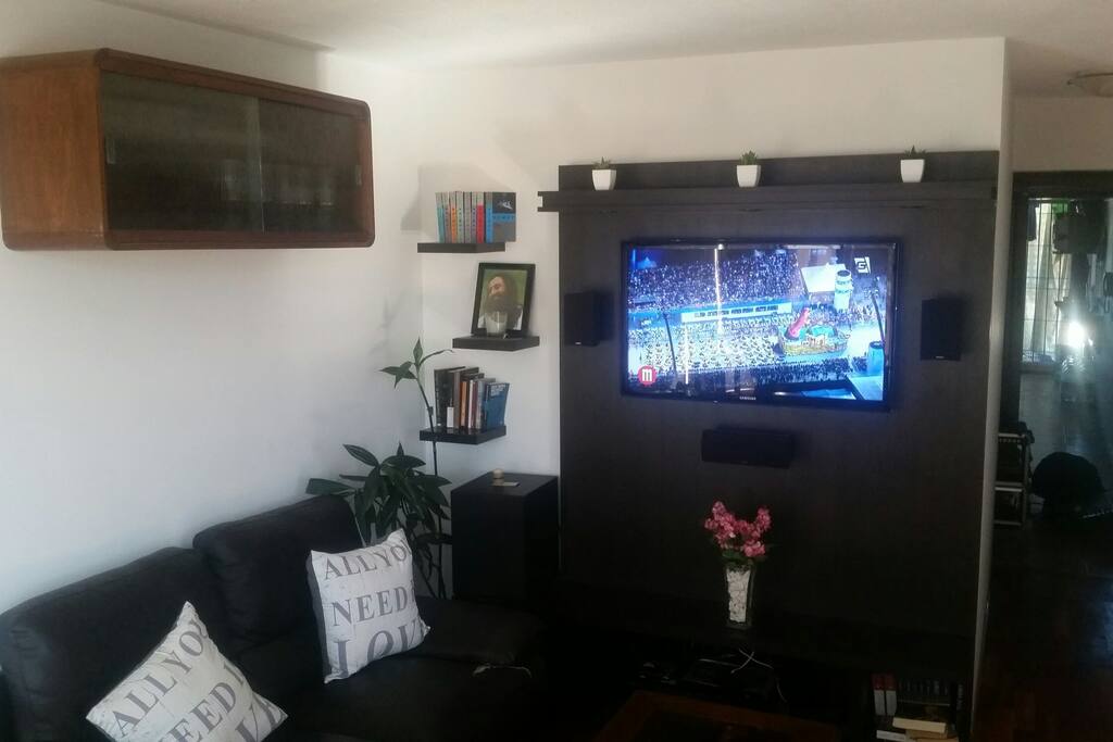 El living cuenta con 2 sillones de dos plazas.