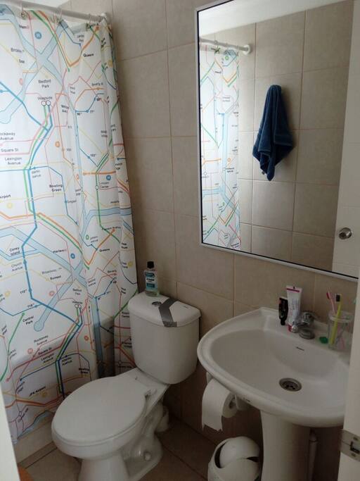 Baño con Insumos de Aseo Básicos