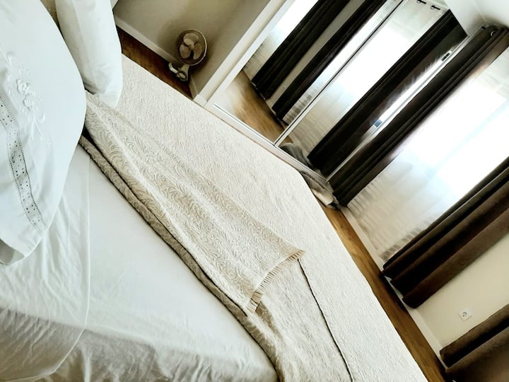 房间1 ，宽敞，配备标准双人床和婴儿床