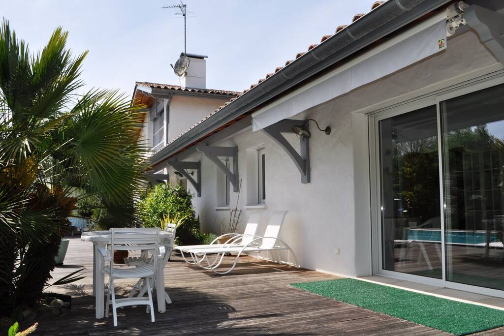 Terrasse mit Markise und Gartenmöbeln