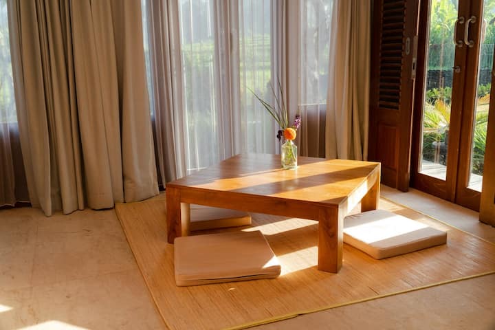 שולחן נמוך בחדר השינה המערבי