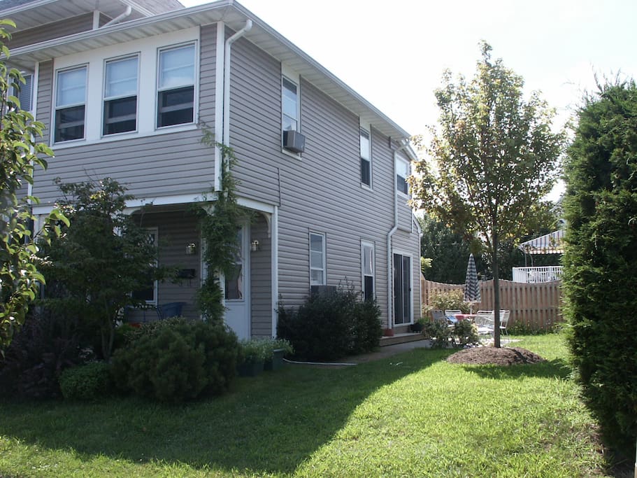 Cottage w/side yard & patio