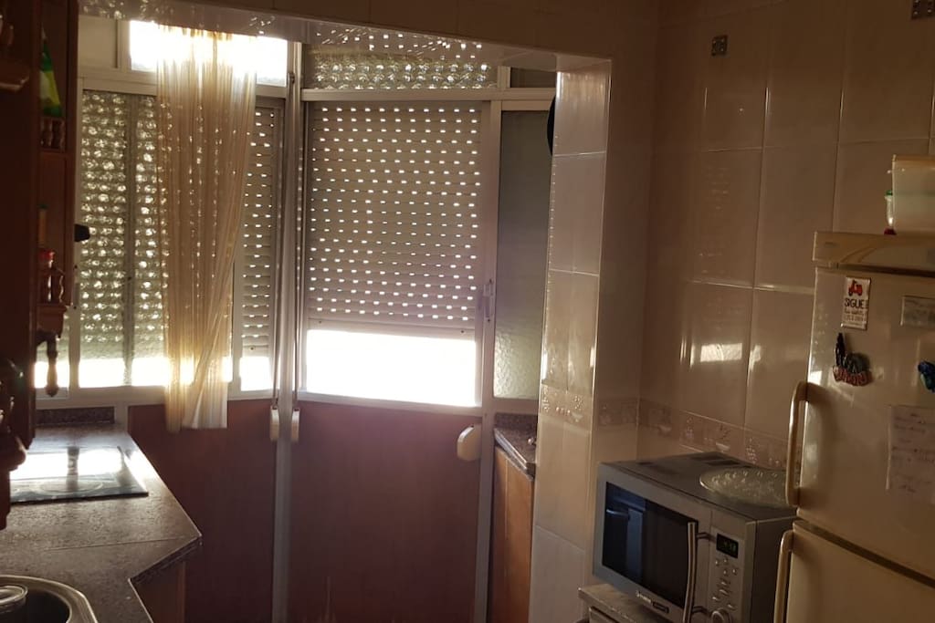 cocina completa con electrodomésticos.