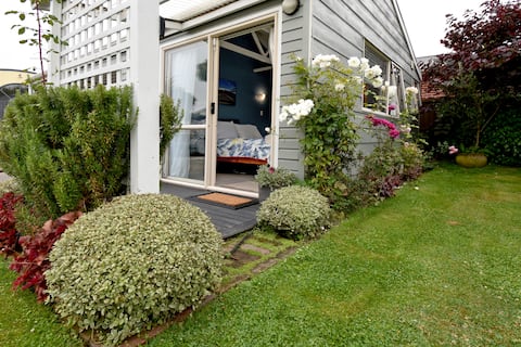 Cosy stand-alone studio - breakfast included