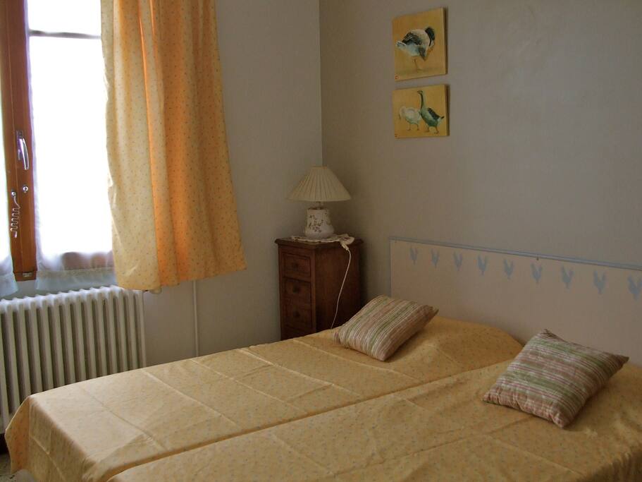 chambre avec 2 lits jumeaux