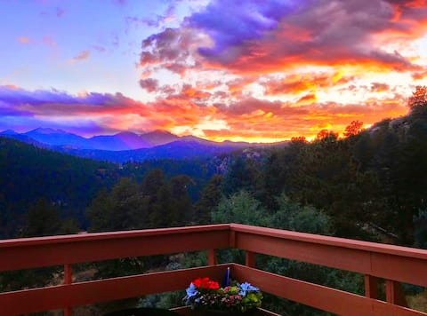 Longs Peak Vista Cabin, stunning view on 2.5 acres