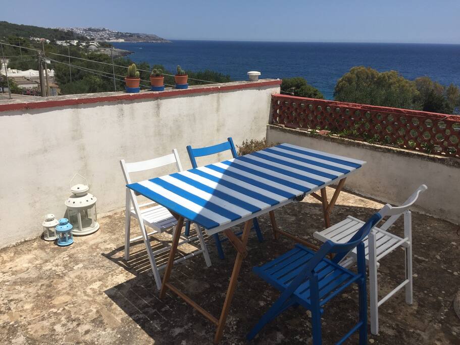 Terrazzo vista mare. Accesso tramite scala in comune con la proprietà