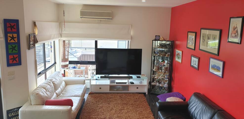 Gallery Views -Beach, Cafes & CBD at your doorstep gallery image 2