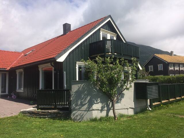 Familievennlig hus 6 km vest for Oppdal sentrum.