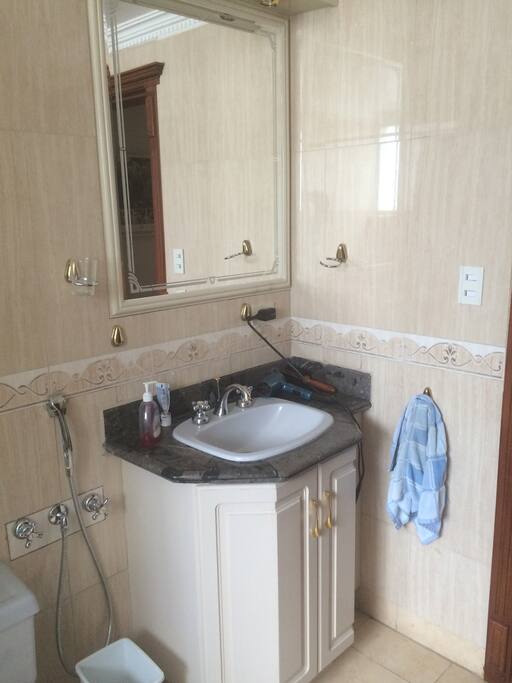 Vista de otra parte del baño, cuenta con secador de cabello