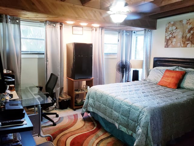 PRIVATE ROOM & BATH~Queen bed/Micro/Mini-Fridge/TV