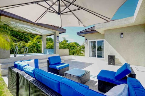Modern 3 bedrooms with king size bed and hot tub