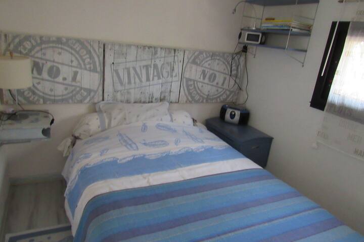 غرفة صغيرة "روح السفر" في الطابق الأرضي مع سرير واسع 120 العلاقات العامة 1 الكبار أو 2 تخزين الأطفال ووعاء المرحاض.