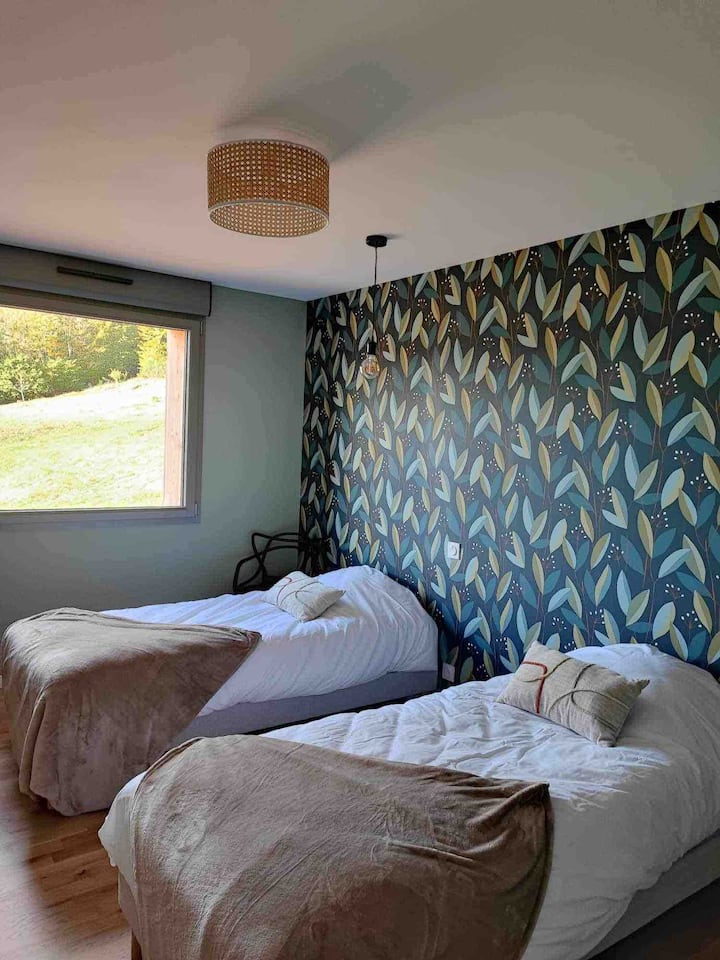 Chambre 3 est modulable les deux lits de 90 peuvent se joindre pour former un lit king size. La chambre est suffisamment spacieux pour accueillir un lit bébé s’en plus.