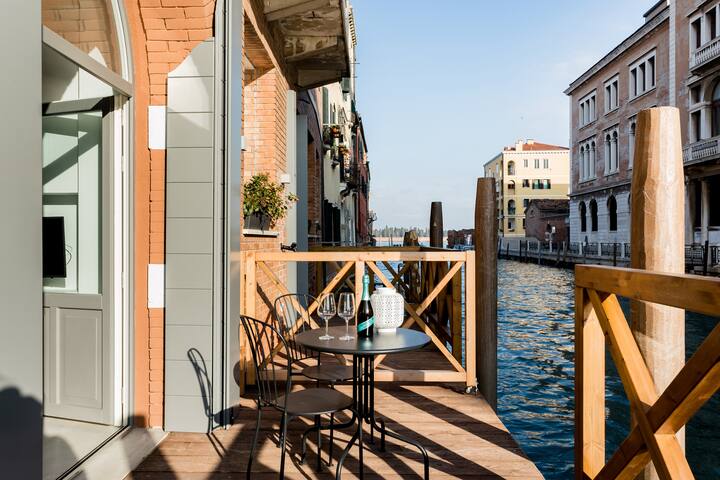 Stunning Luxury Loft, with Private Terrace on Canal gallery image 4
