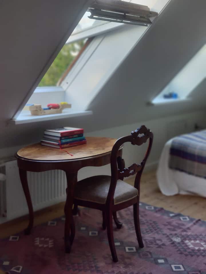 Საძინებელი ორადგილიანი და ერთადგილიანი საწოლით და პატარა საწერი კუთხეებით