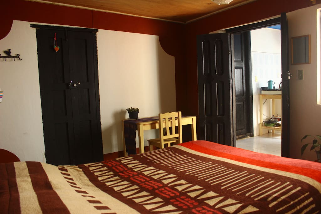 Aquí puede verse, cerrada, la puerta que da a la sala y abierta, la que da a la cocina y el patio.