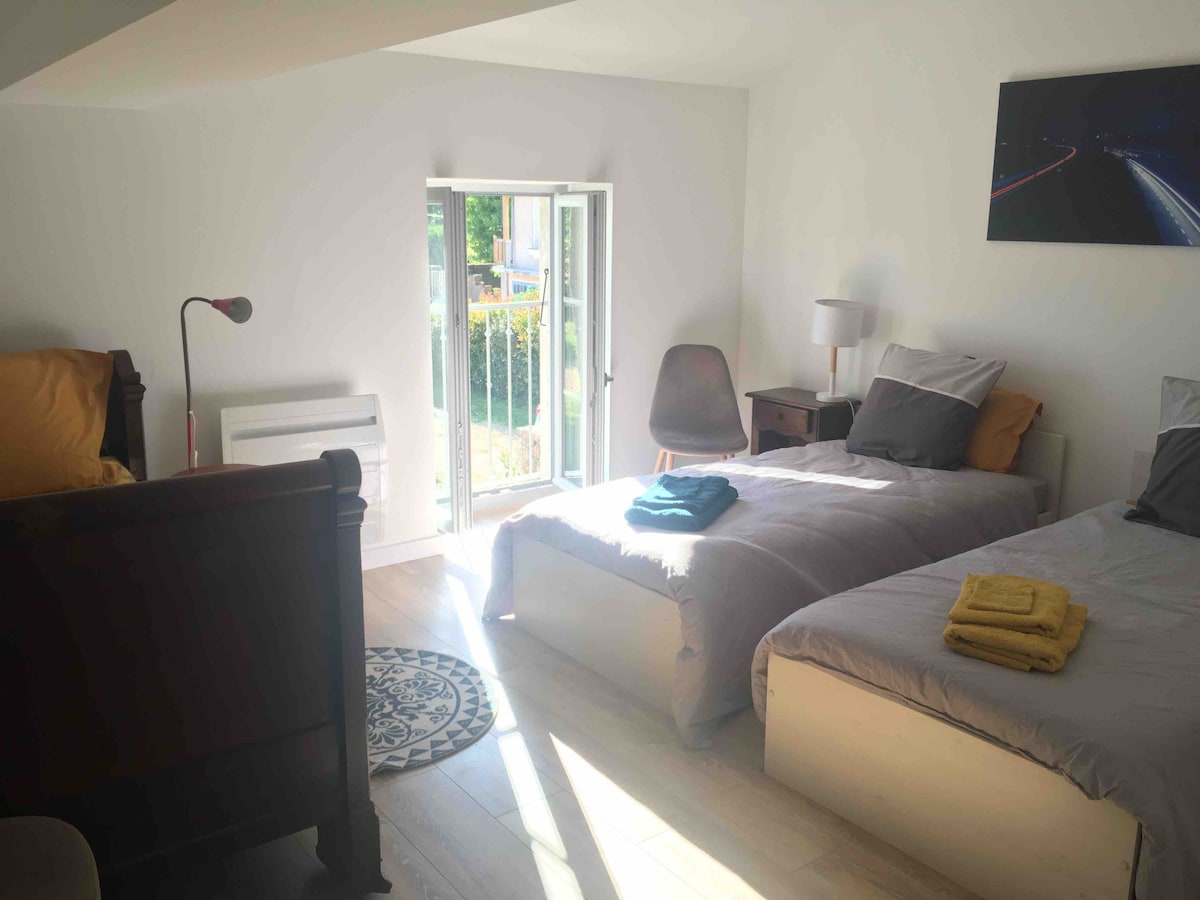 Bedroom 2 with two single beds and an extra bed ("boat" bed, 1 m 80 long)