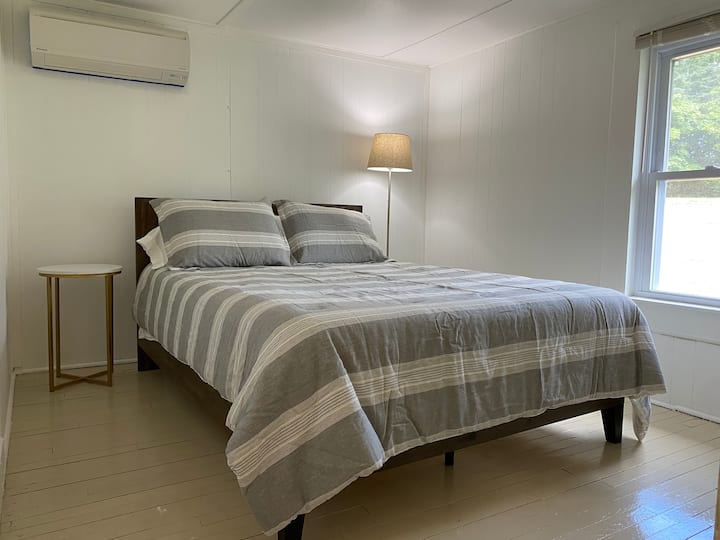 Spálňa 1 s manželskou posteľou Queen, svetlom, odkladacím stolíkom a komodou