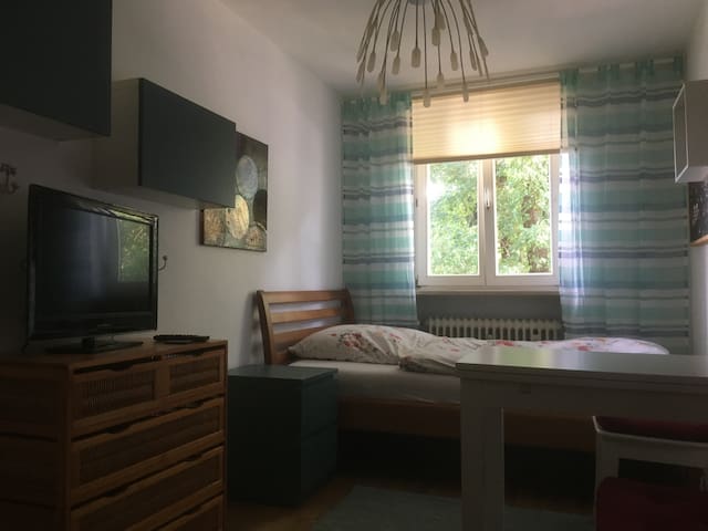 Schönes Zimmer im Grünen, nur 15 Min. zum Zentrum