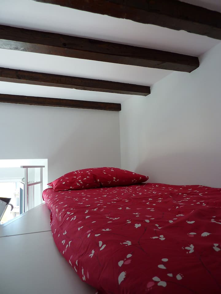 سرير فردي في شقة علوية