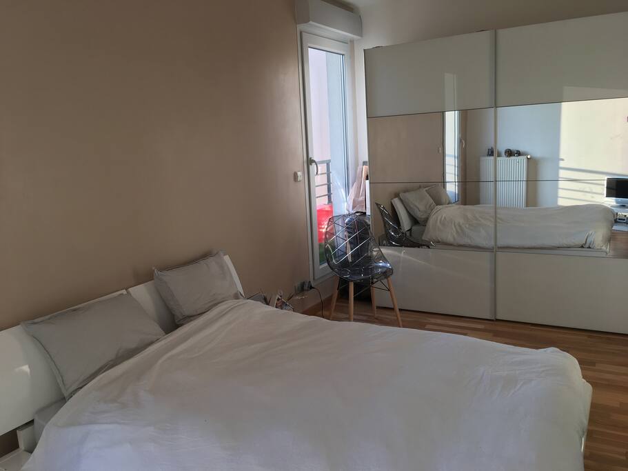 Chambre spacieuse avec grand placard